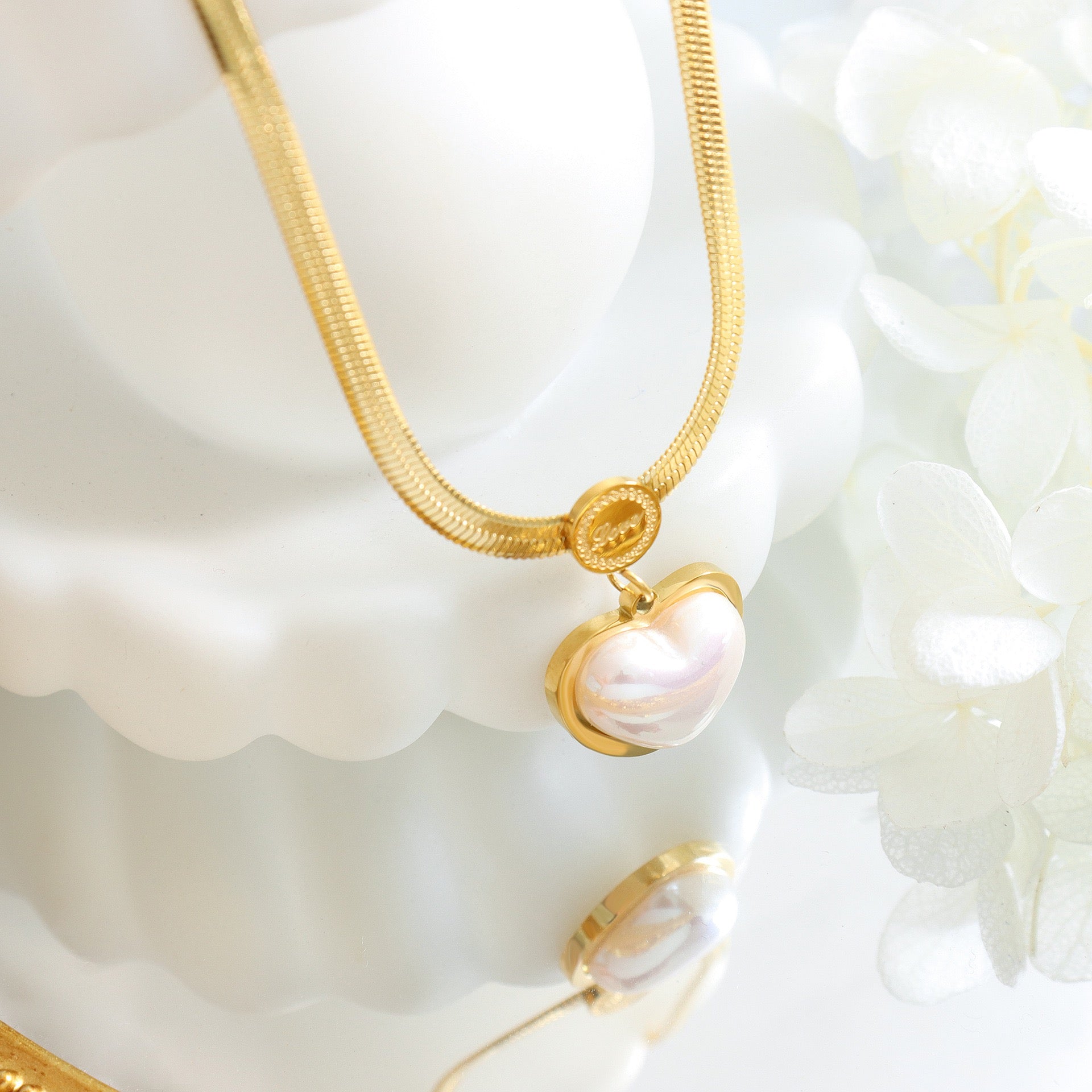 Amora Line Necklace